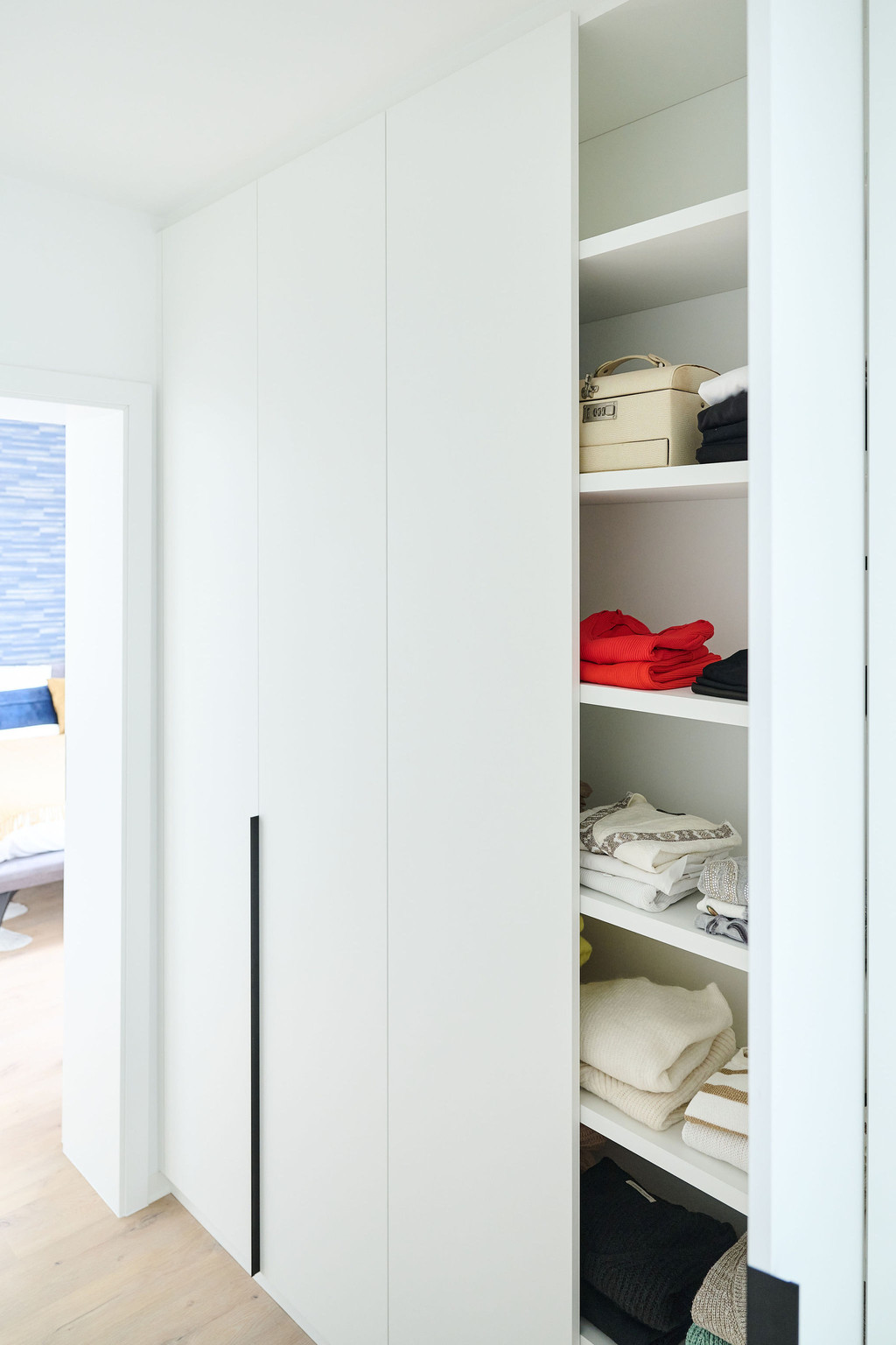 Compartiment dans dressing sur mesure avec étagères