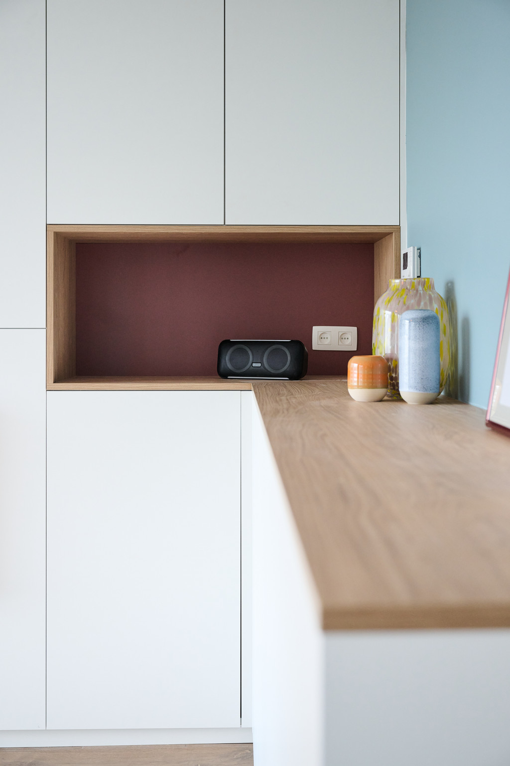 Meuble TV d'angle sur mesure en rouge oxide et blanc