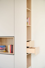 Meuble TV sur mesure avec niches ouvertes et tiroirs en bois intégrés dans un module latéral