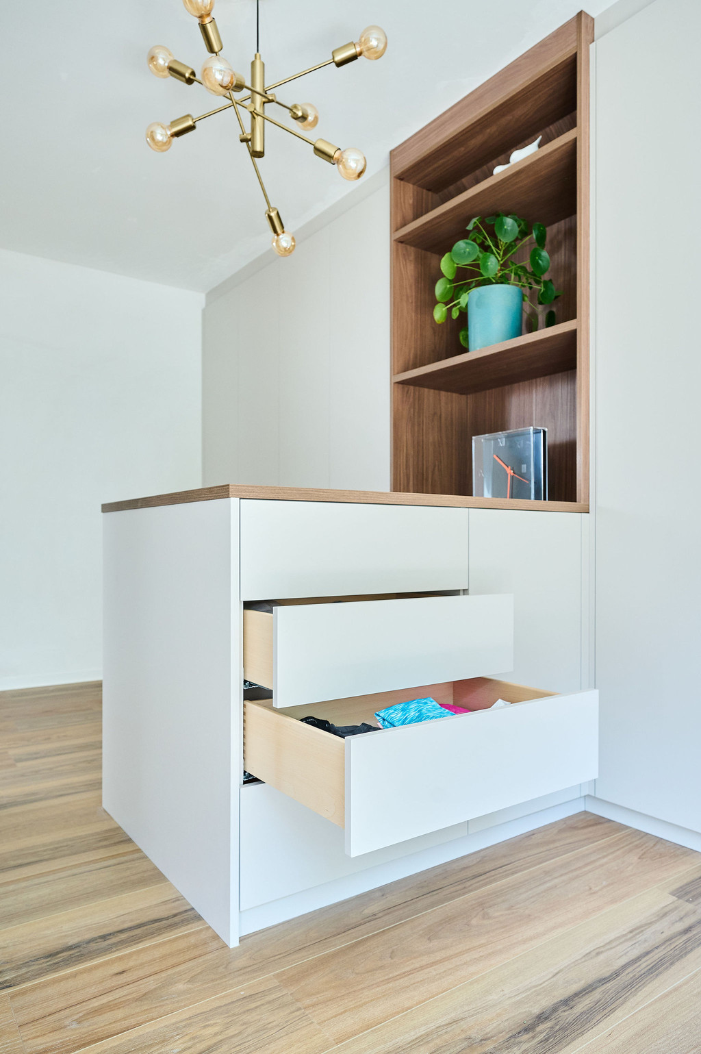 Commode sur mesure dans le dressing de Tineke et Derko dans l'émission Ons huis/nieuw huis