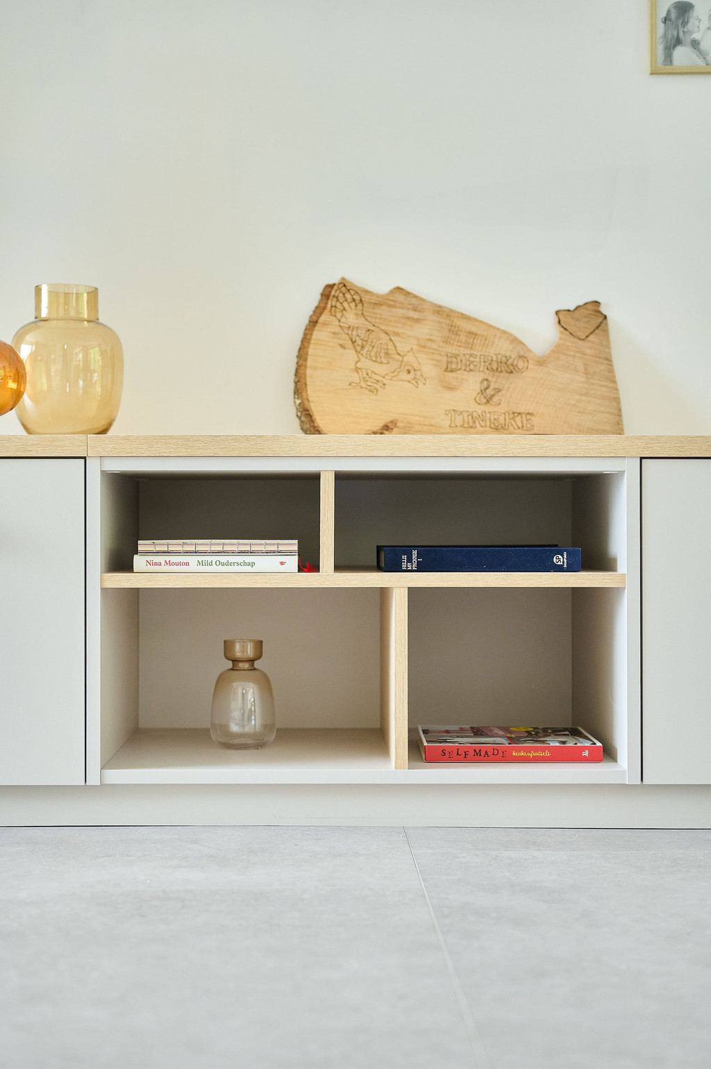 Niches ouvertes dans placard sur mesure dans le salon de Tineke et Derko dans l'émission Ons huis/nieuw huis