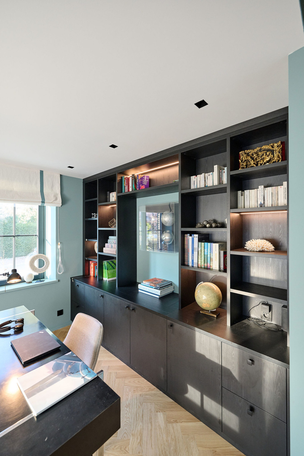 Bureau sur mesure noir avec compartiments ouverts