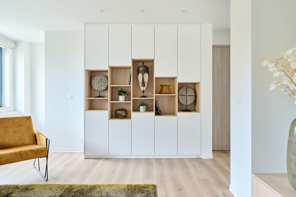 Meuble salon sur mesure avec niches ouvertes chez Nele et Dries à Affligem