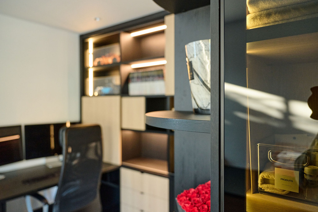 Bureau avec niches ouvertes en bois