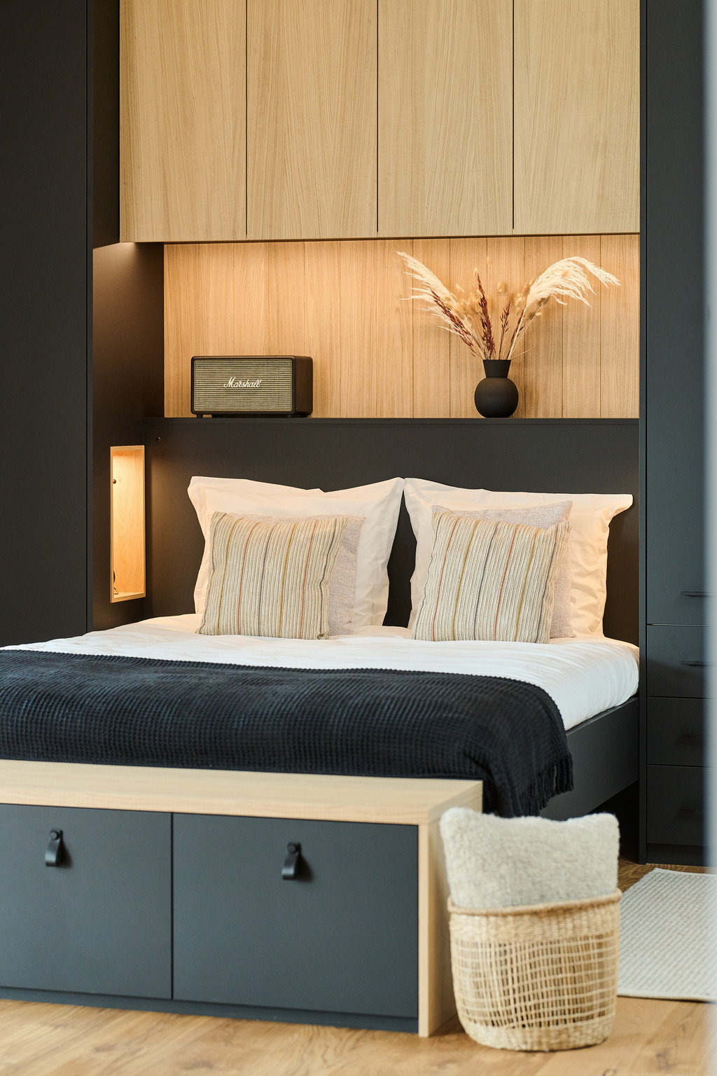 Chambre à coucher sur mesure exposée dans le showroom de Gosselies