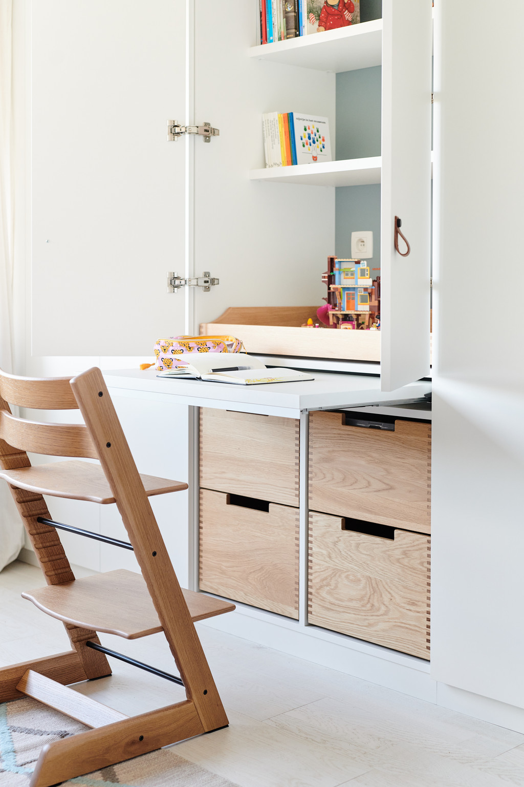 Bureau avec étagère coulissante dans le meuble mural de Julius et Maurice