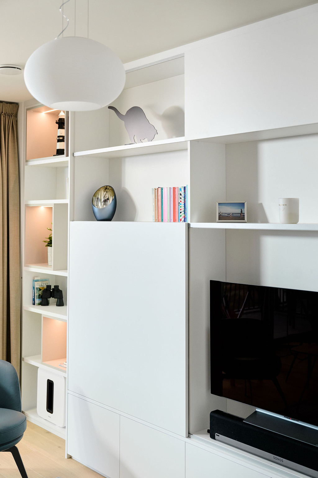 Meuble bibliothèque sur mesure blanc avec niches ouvertes à la côte