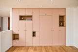 Mur d’armoires sur mesure couleur saumon avec niche intégrée