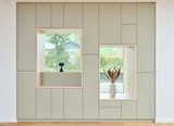 Meuble salon en vert sauge sur mesure avec des tons de bois