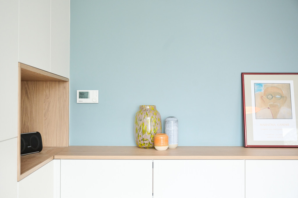 Espace de rangement sur mesure en blanc et bois