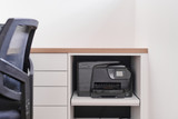 Détail d’un meuble de bureau sur mesure avec imprimante escamotable et rangement optimisé.