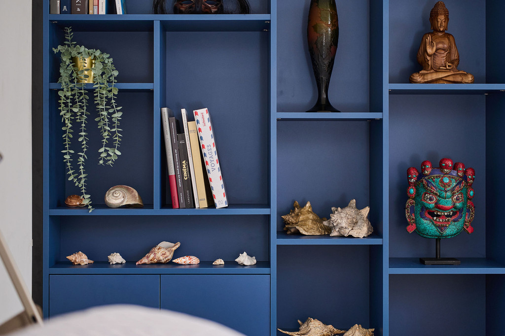 Open nissen in blauwe roomdivider van Adrien