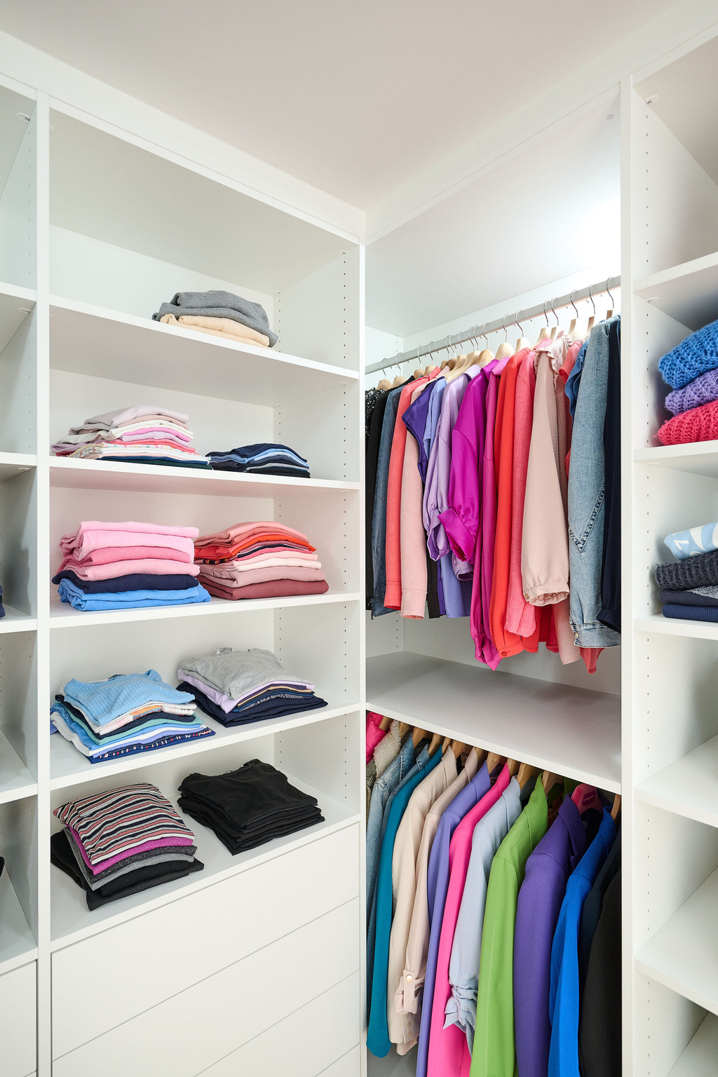 Un dressing sur mesure pour vêtements pliés mais aussi vêtements suspendus