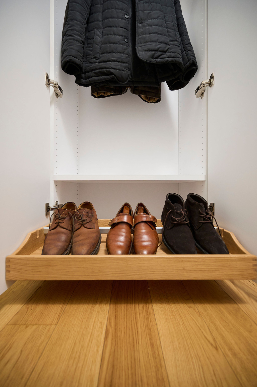 Op maat gemaakte lade voor schoenen in vestiaire van Gérard en Carine