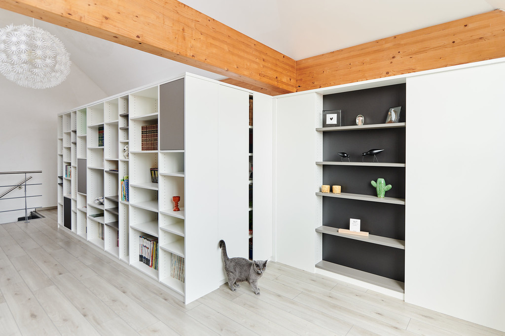 Reportage TV aménagement chambre à coucher et bibliothèque sur mesure Camber