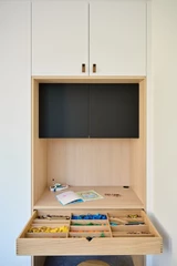 Bureau pour enfant sur mesure avec tiroirs et espace de rangement.