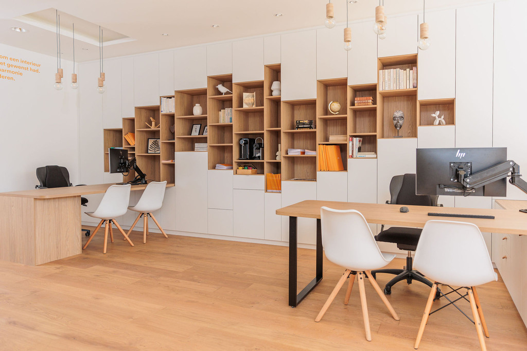 Witte boekenkast met bureau hoek op maat open nis kasten planken moderne en strakke kantoorruimte