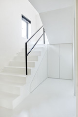 witte vestiaire halkast inrichten ruimte onder open trap