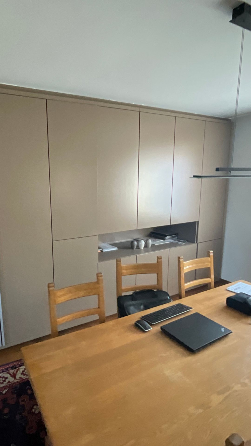 Voorbeeld van bestaande wandkast met nis in bruine afwerking, vóór renovatie