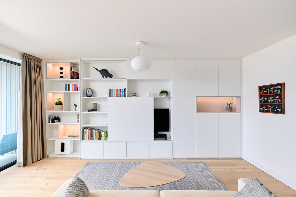 Meuble bibliothèque sur mesure blanc avec niches ouvertes à la côte