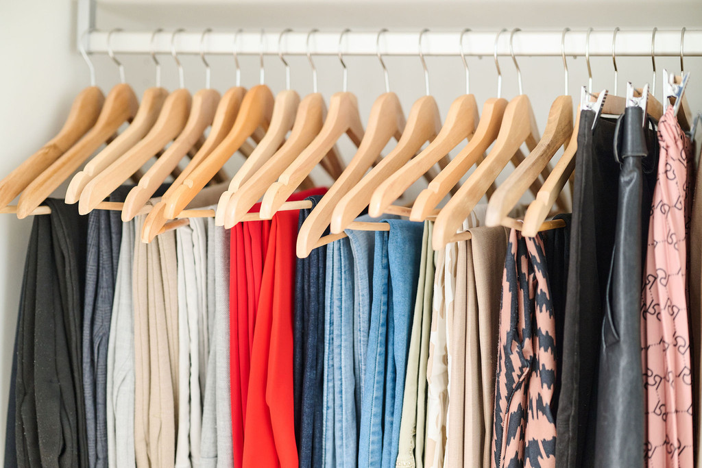 Compartiment avec barre de suspension pour chemises et pantalons dans dressing sur mesure