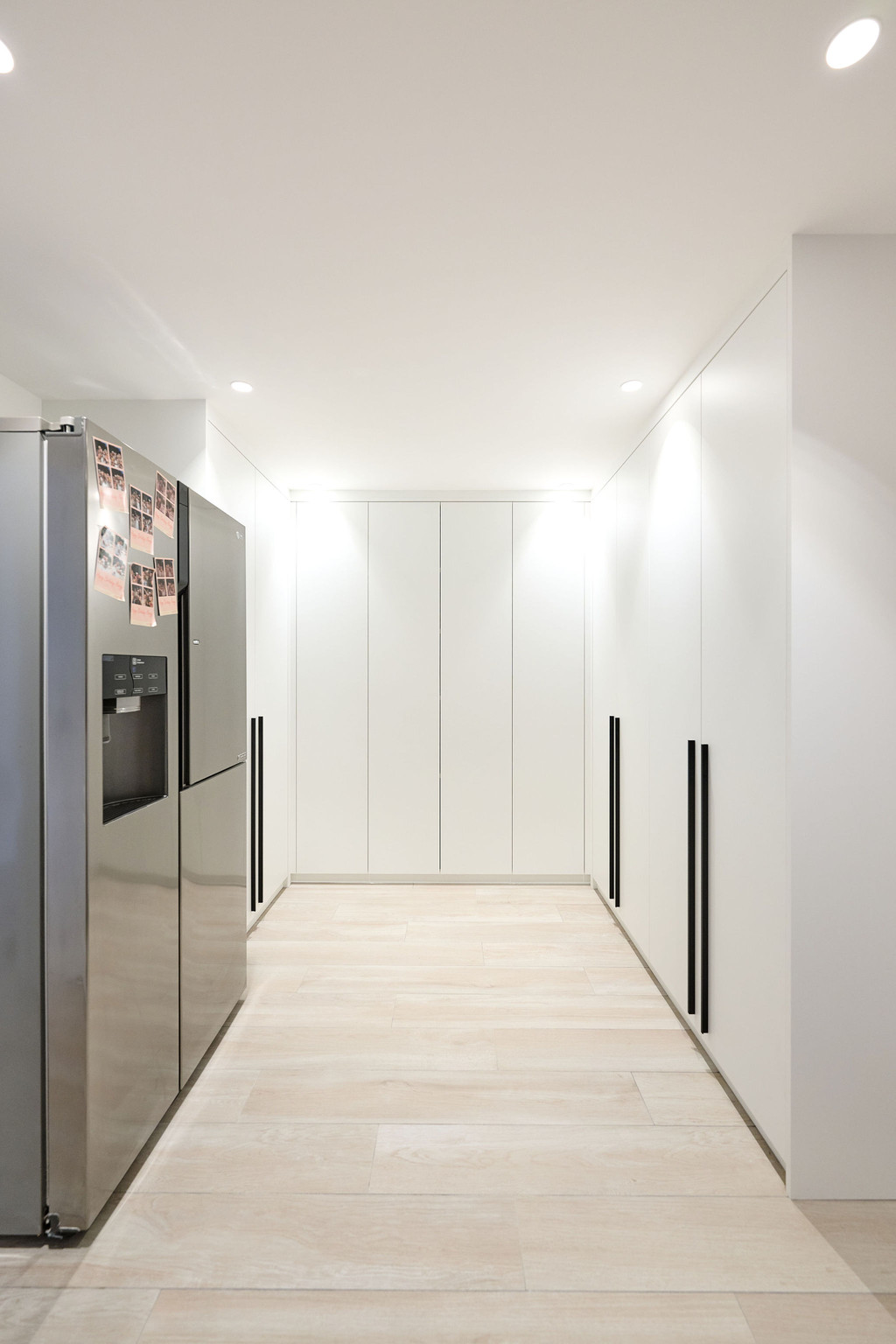 Buanderie sur mesure avec espace de rangement discret et éclairage intégré.