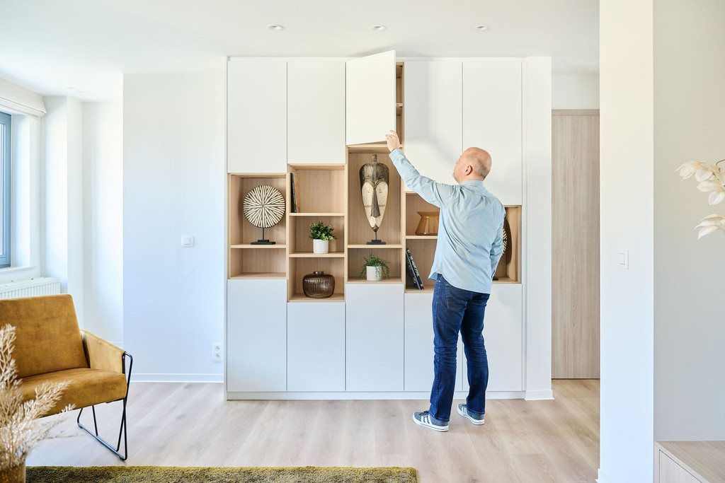 armoire murale personnalisée dans l'espace de vie avec des compartiments ouverts et fermés