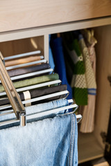 Porte-pantalons extensible dans un dressing sur mesure