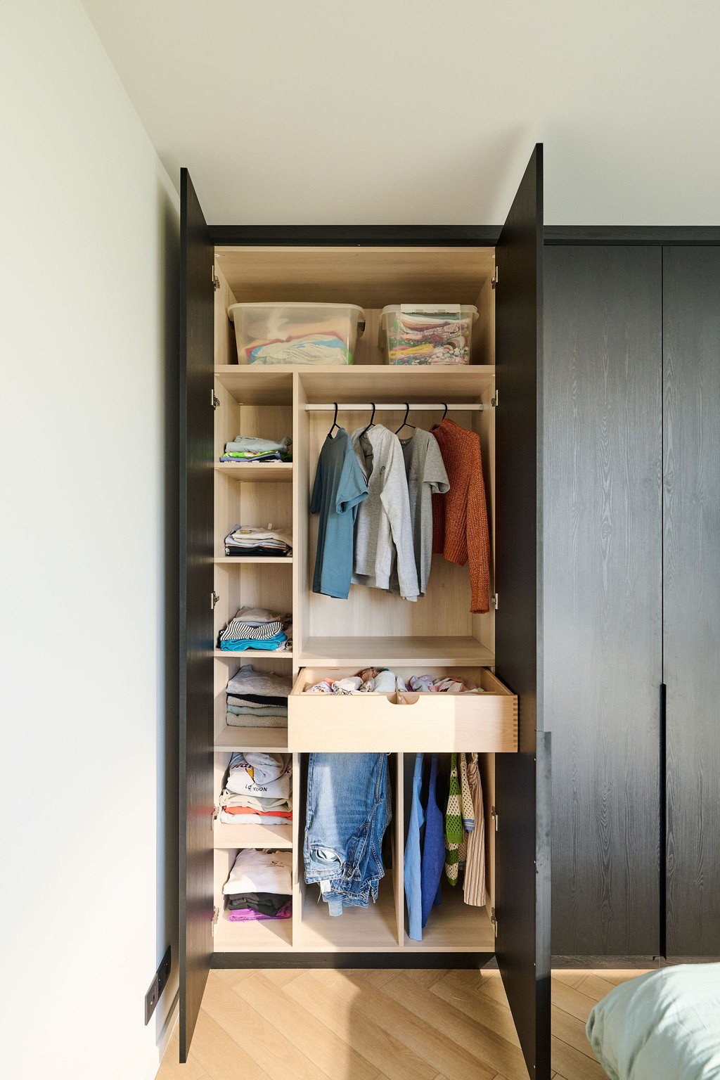 Armoire dressing ouverte sur mesure avec étagères tiroirs en bois penderie et porte-pantalons intégré