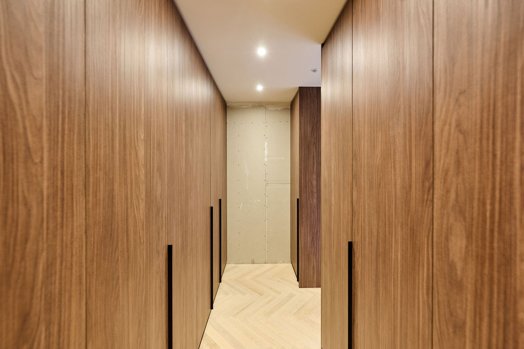 grand dressing fermé sur mesure en bois