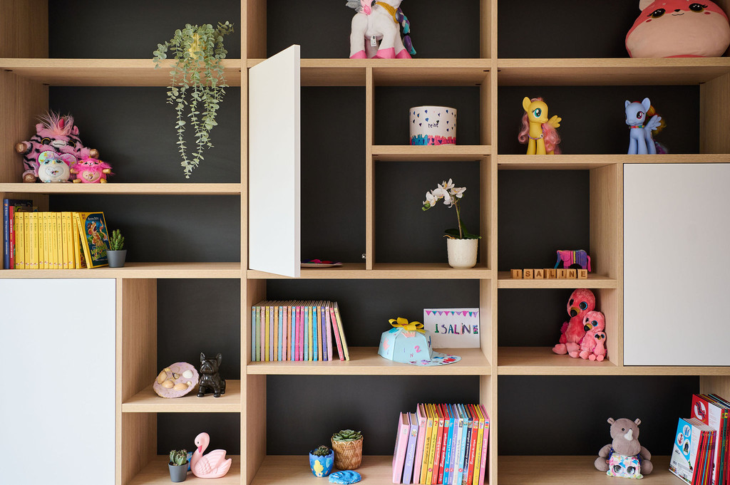 Niches ouvertes pour décoration et livres dans la chambre d'enfant d'Isaline