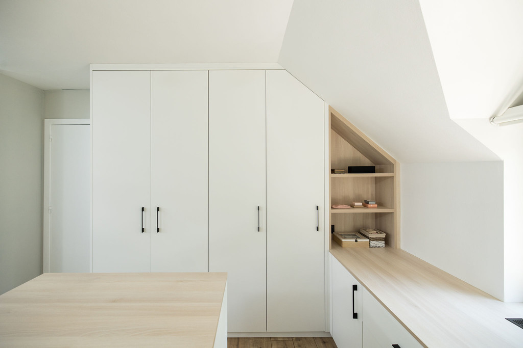 Dressing sur mesure blanc sous pente en blanc et bois