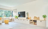 Meuble bas de salon sur mesure avec rangements et coin banquette intégré, design moderne et pratique.
