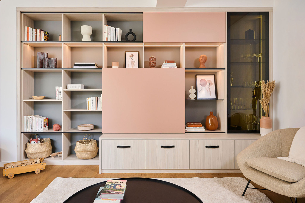 Meuble TV sur mesure en rose et bois dans le showroom de Rocourt