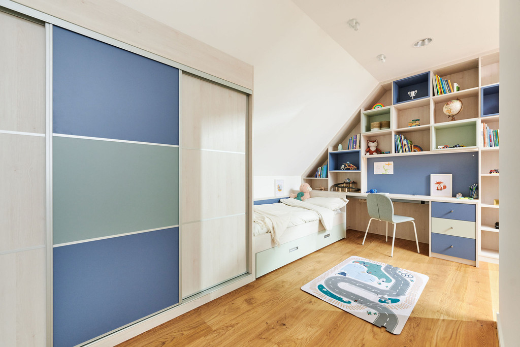 kinderkamer op maat met blauwe en witte kasten