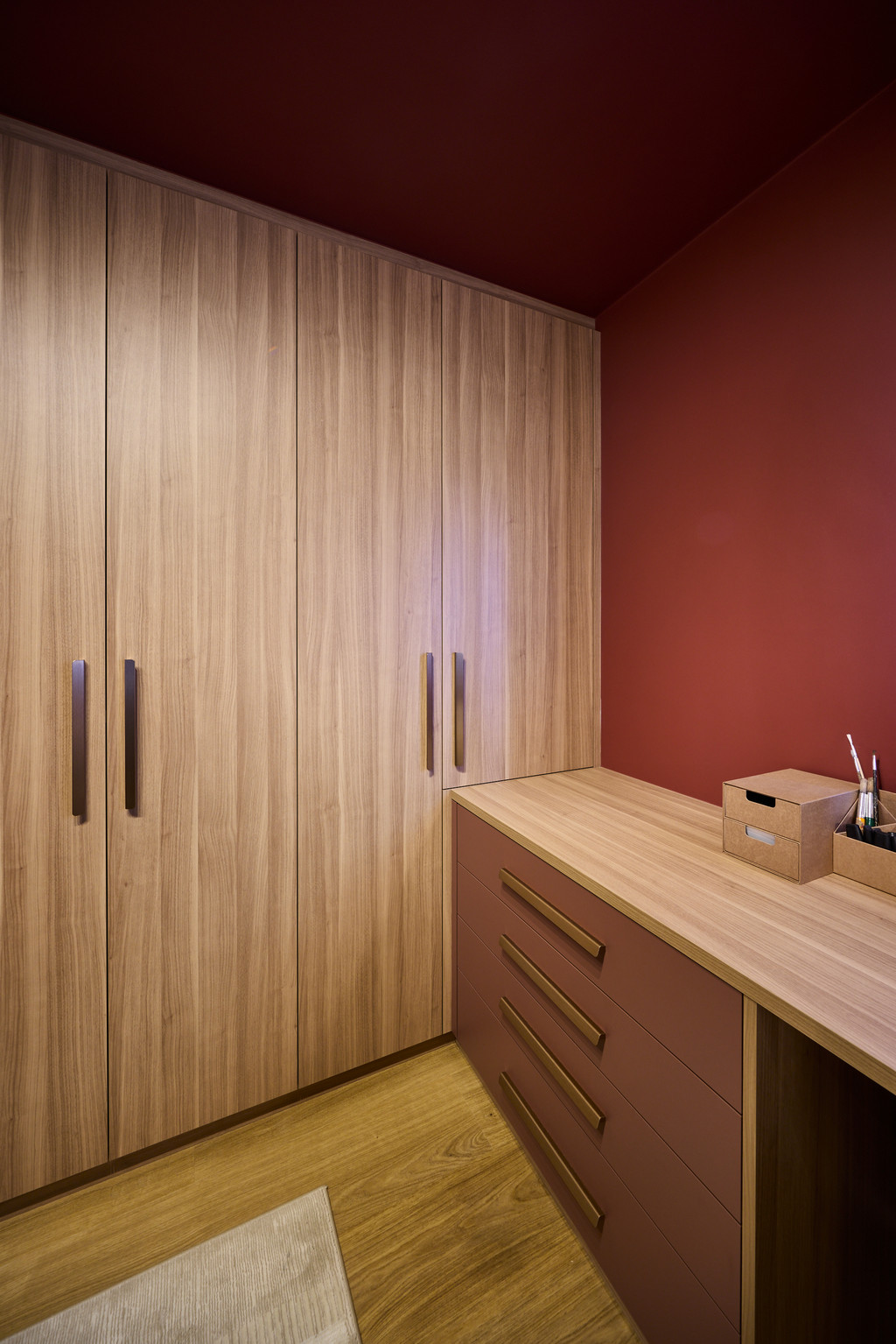 Placard sur mesure sous pente avec portes en bois et bureau intégré dans des tons chaleureux