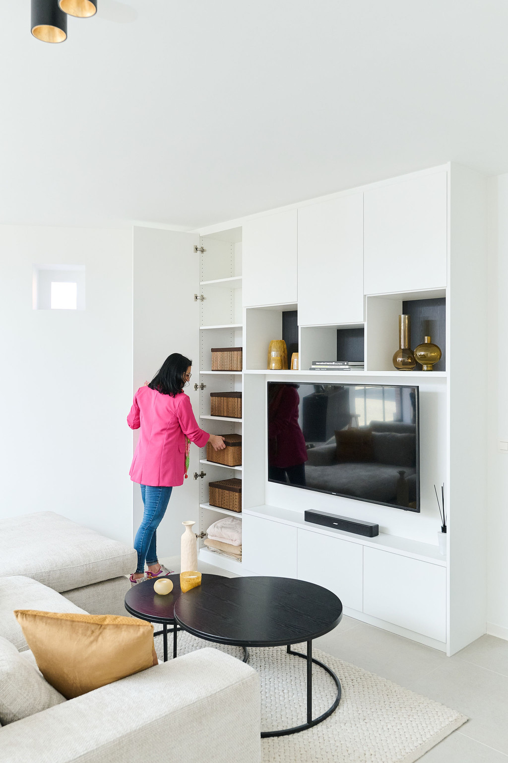 Meuble TV ouvert et fermé avec compartiments