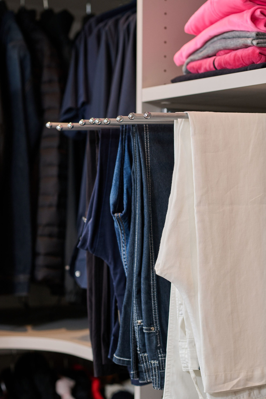 Porte-pantalons sur mesure dans le dressing sur mesure