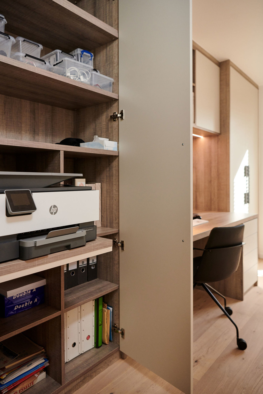 Op maat gemaakte wandkast met ruimte voor printer in de bureau van Hans