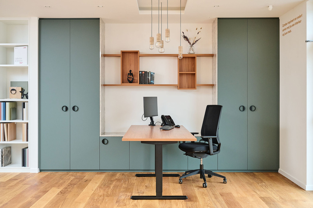 Bureau sur mesure vert avec rangements muraux intégrés