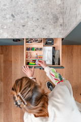 Vue du dessus d’un tiroir de rangement sur mesure parfaitement organisé avec compartiments.