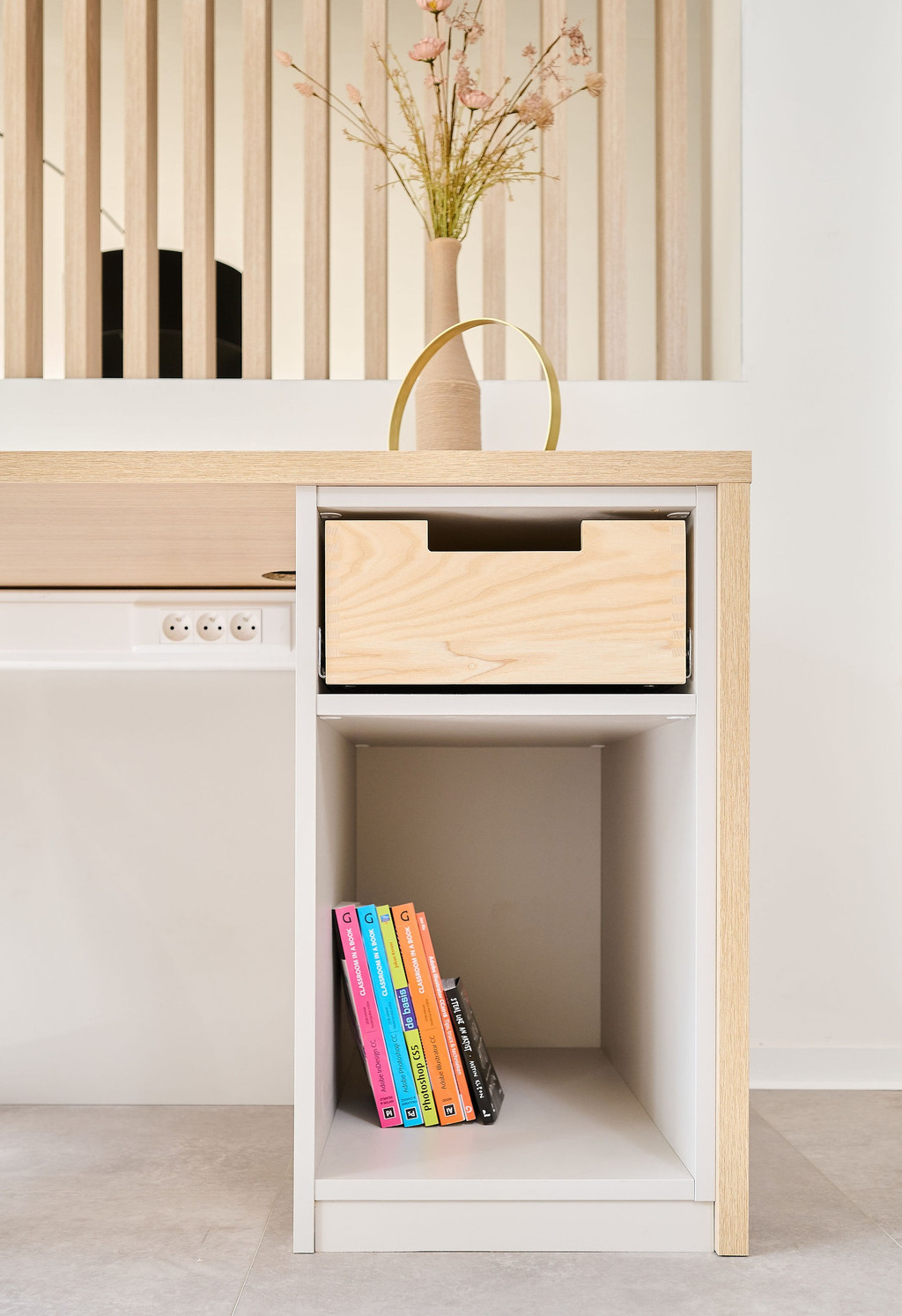 Compartiment ouvert avec tiroir dans un bureau sur mesure chez Tineke et Derko dans l'émission Ons huis/nieuw huis