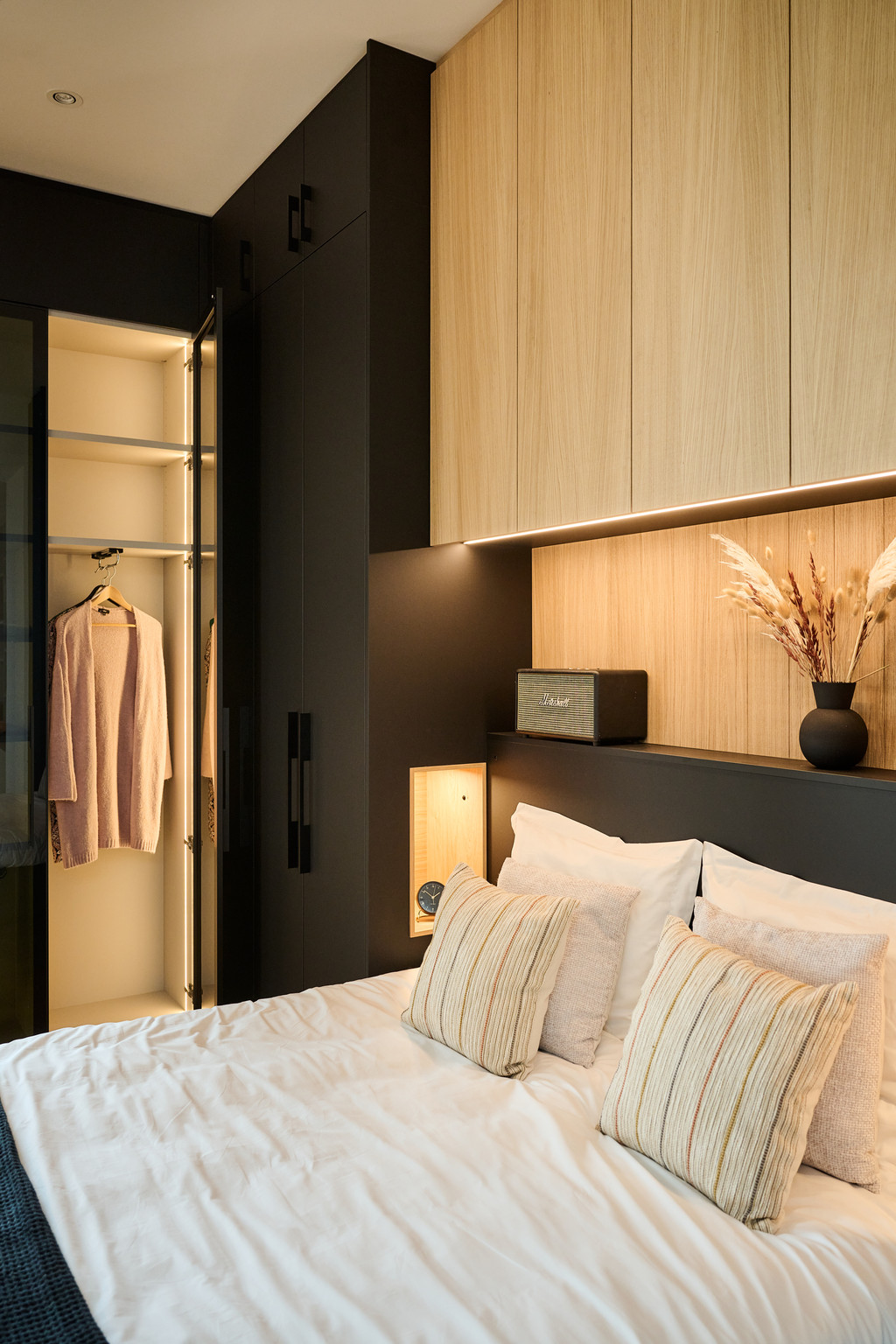 Pont de lit sur mesure en bois en noir, exposée dans le showroom de Gosselies