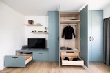 Bureau sur mesure avec placard intégré et tiroirs pour rangement, design moderne et fonctionnel pour chambre d’enfant.