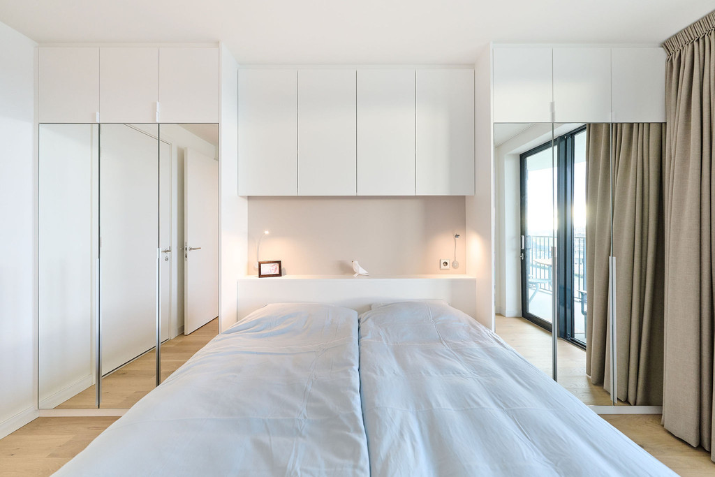 Pont de lit sur mesure blanc dans la chambre à coucher d'Ilse et Dominique