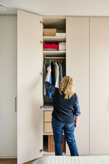 Dressing sur mesure avec penderie, étagères et espace de rangement en hauteur, permettant une organisation pratique et un accès facile aux vêtements, réalisé par Camber