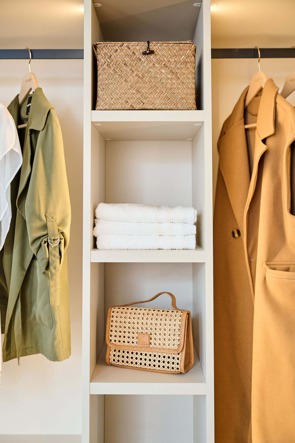 Open dressing op maat in karaatbeige met legvlakken en hangruimte