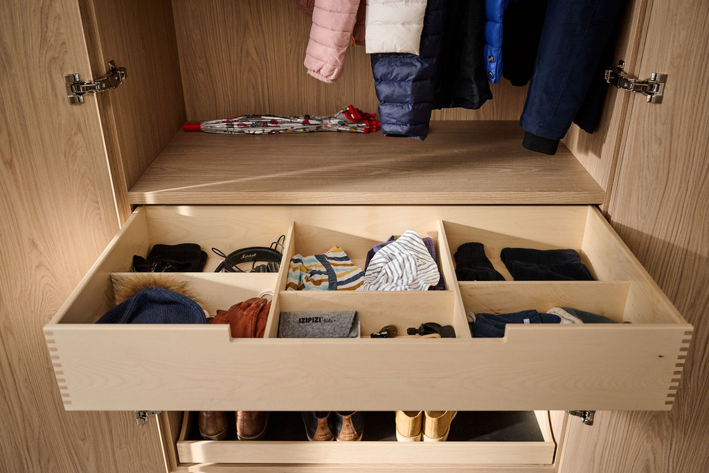 vestiairekast op maat met open lade met compartimenten voor accessoires en handschoenen