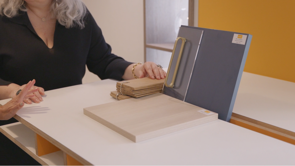 Les différentes teintes, les matériaux et les poignées dans la zone d’atelier du showroom