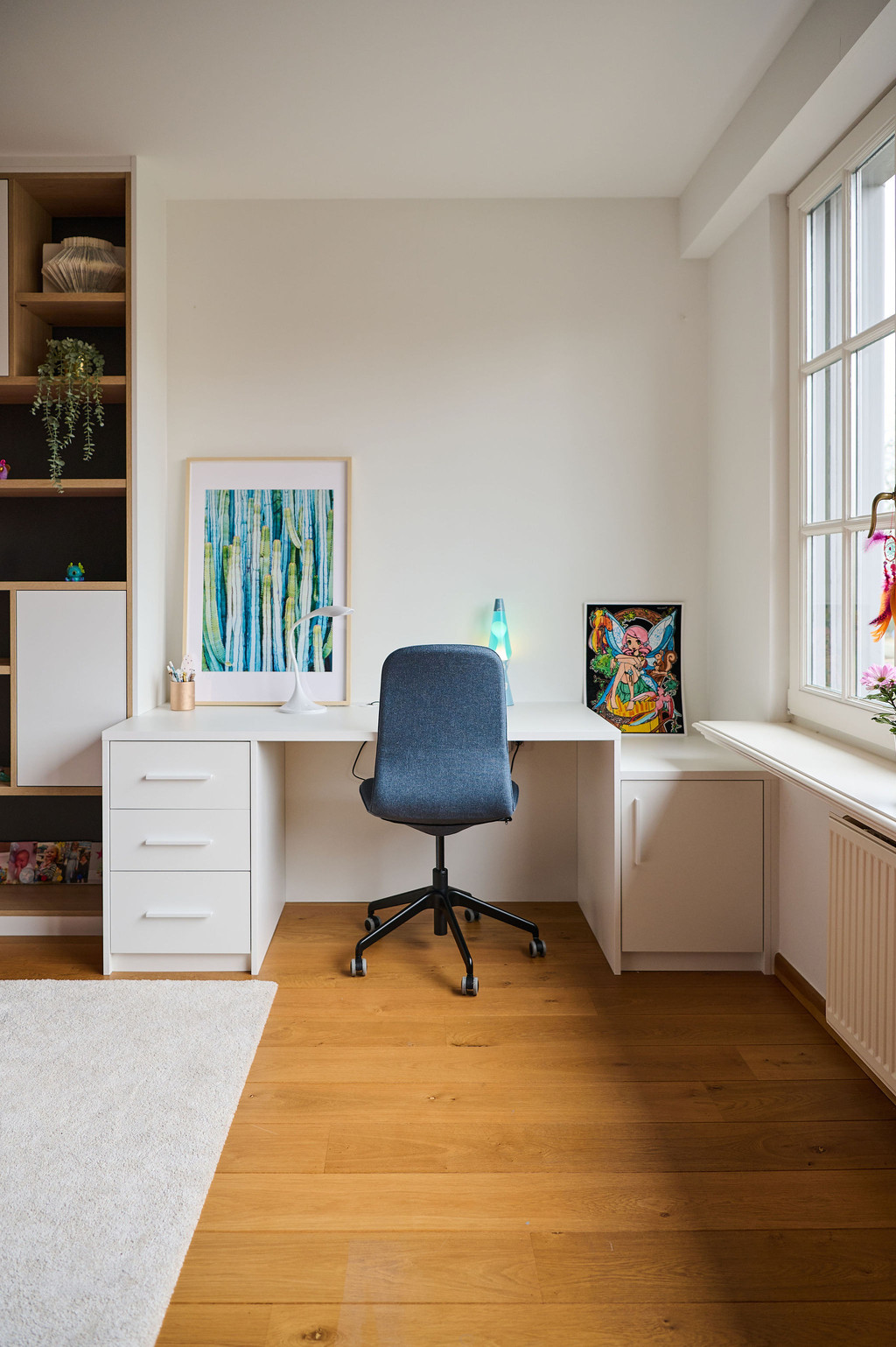Bureau sur mesure blanc avec tiroirs dans la chambre de Emily à Anvers
